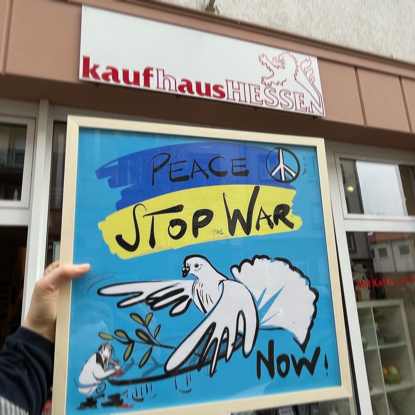 gezeichnete Friedenstaube vor Kaufhaus Hessen Frankfurt