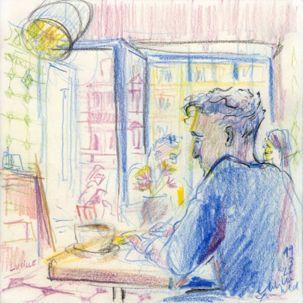 Paul sitzt am Tisch im Café Lucille und schreibt bei einer Tasse Kaffee - Buntstiftzeichnung