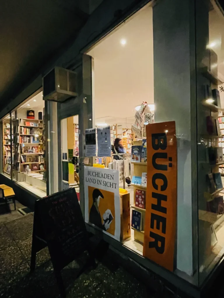 2025-09-27-schaufensterausstellung-land-ins-sicht-lieblingsorte-frankfurt - 11_web