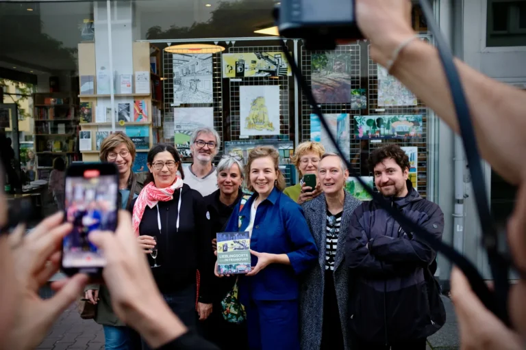 2025-09-27-schaufensterausstellung-land-ins-sicht-lieblingsorte-frankfurt-gruppenfoto-presse_web