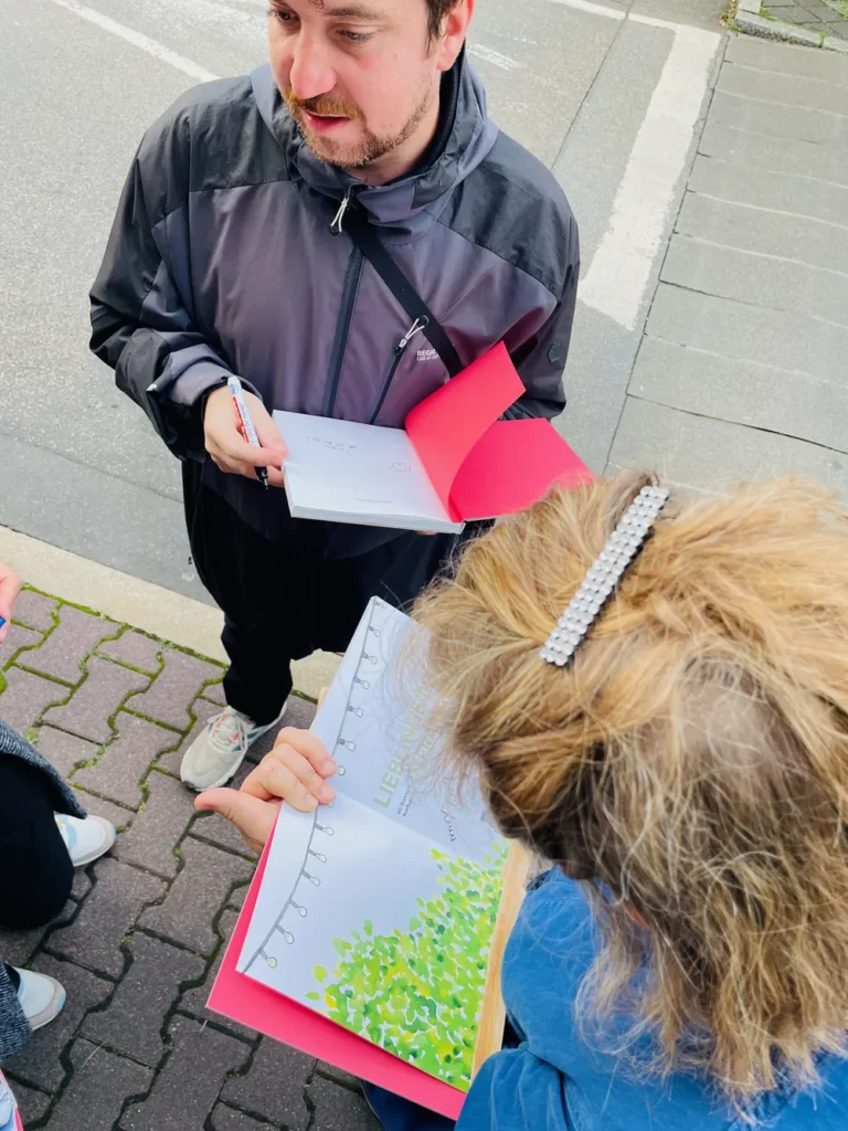 2025-09-27-schaufensterausstellung-land-ins-sicht-lieblingsorte-frankfurt-signieren-amelie-janpaul_web