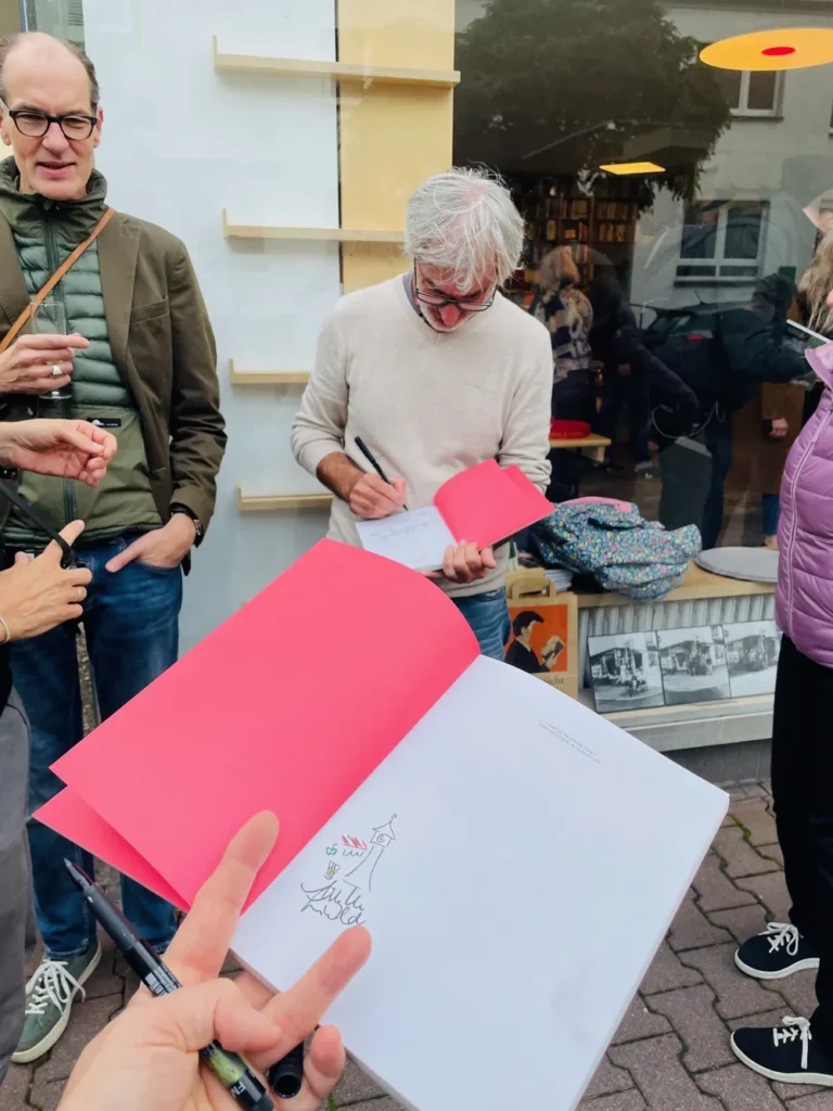 2025-09-27-schaufensterausstellung-land-ins-sicht-lieblingsorte-frankfurt-signieren-sylvain-sibylle_web