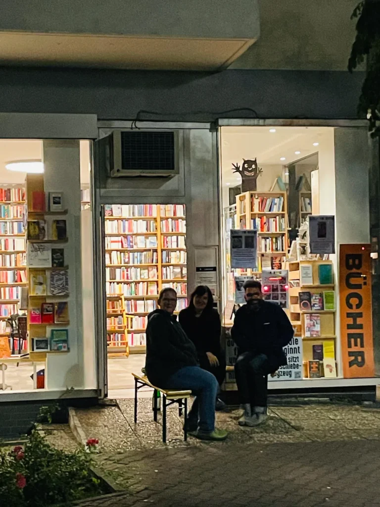 2025-09-27-schaufensterausstellung-land-ins-sicht-lieblingsorte-frankfurt-team_web