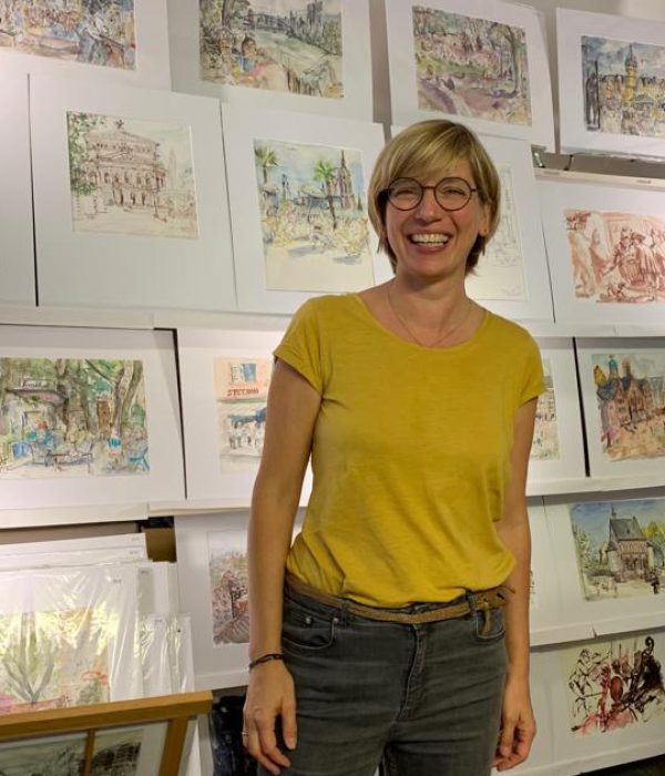 Sibylle Lienhard vor ihren Originalzeichnungen bei der Ausstellungseröffnung der Rumpenheimer Kunsttage 2019